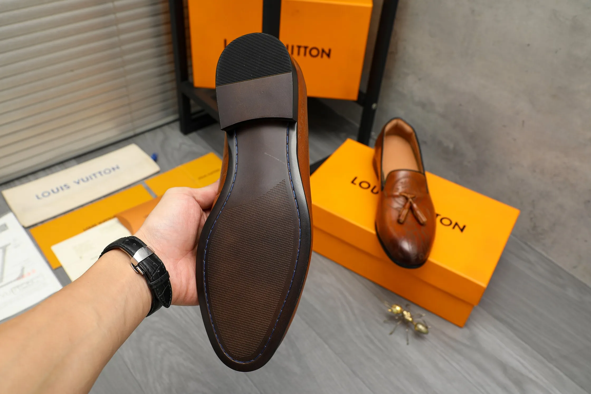 Men's shoes 💰520 Product trademark: LV "Louis Vuitton" business slip-on leather shoes Regular size: 37-46 Product material: Selected color-burned cowhide upper, pigskin lining, rubber outsole